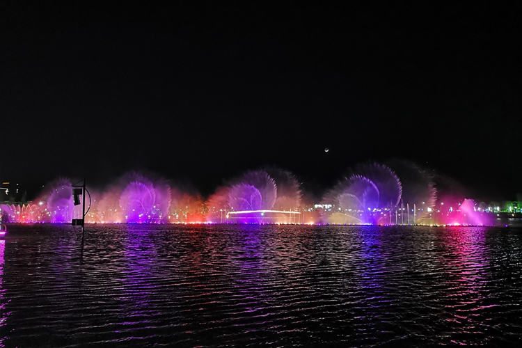 西河公園音樂(lè)噴泉燈光秀