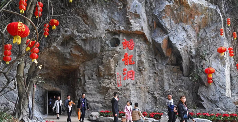 新年新面貌，科尊舞臺燈光廠家點亮蟠龍洞奇觀