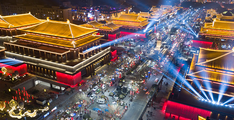 文旅景觀亮化為古城增添動(dòng)力，西安"現(xiàn)代唐人街"譜寫新的輝煌