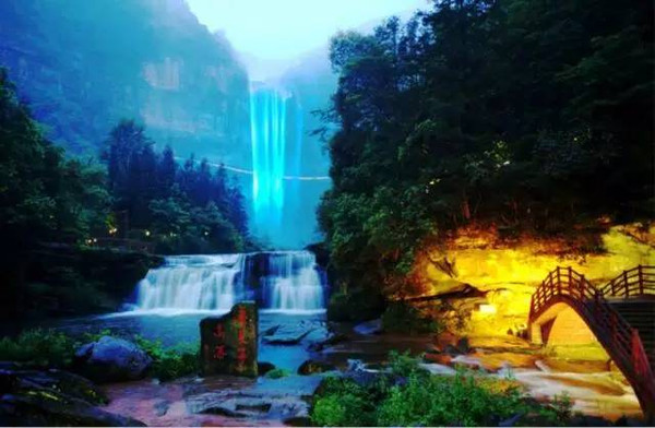 四面山夜景燈光秀，夜幕下的七彩瀑布