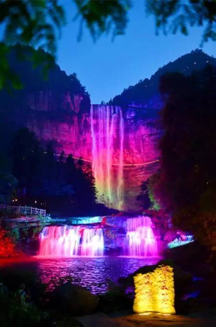 四面山夜景燈光秀，夜幕下的七彩瀑布