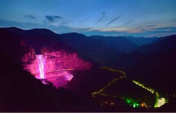 四面山夜景燈光秀，夜幕下的七彩瀑布