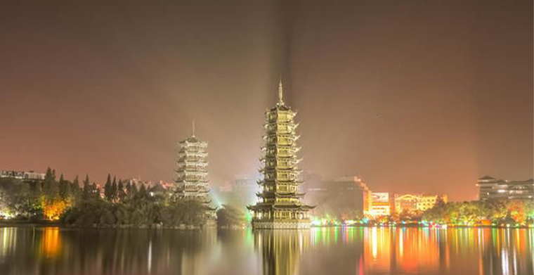 金銀閃爍，日月同輝，桂林日月雙塔夜景亮化賞析