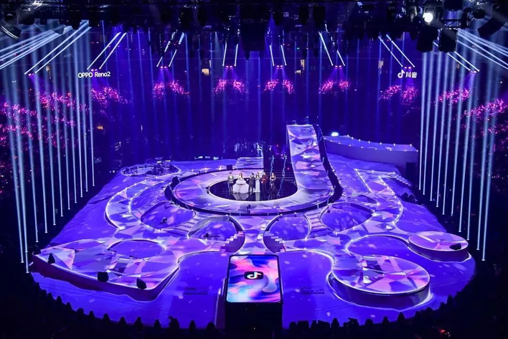 抖音奇妙夜，顛覆傳統(tǒng)的舞美燈光，打造360°全景震撼視覺